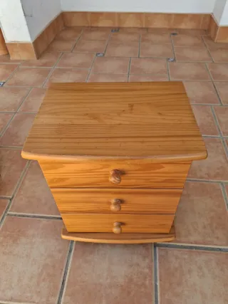 Mesita de noche de madera pino color natural