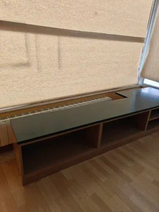 Mueble expositor negro y madera