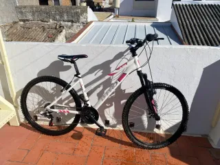 Bicicleta de montaña blanca Bpro M610