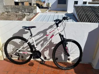 Bicicleta de montaña blanca Bpro M610