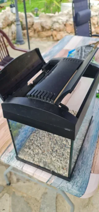 Acuario 20L Negro y Transparente Marca Hailea