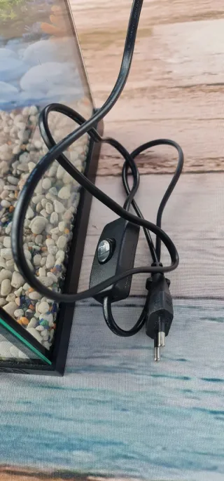 Acuario 20L Negro y Transparente Marca Hailea