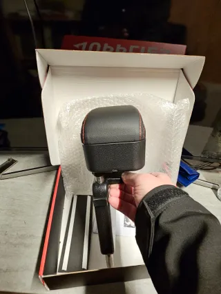 Reposabrazos Coche con Carga Inalámbrica