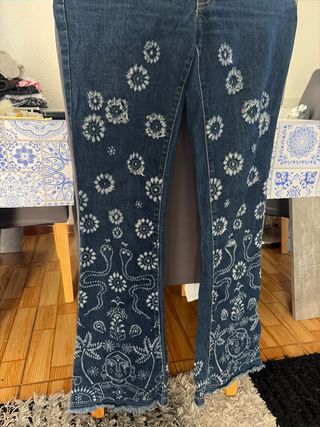 Pantalón vaquero hippie estampado