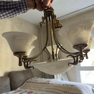 Lámpara de techo dorada y blanca