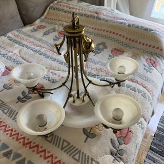 Lámpara de techo dorada y blanca