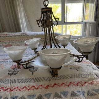 Lámpara de techo dorada y blanca