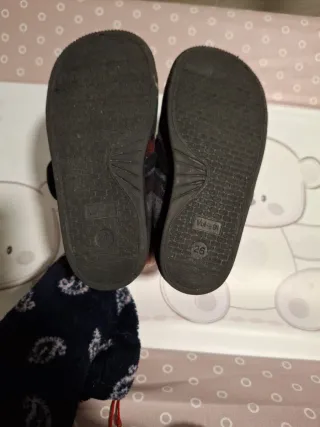 Zapatillas de casa tipo bota talla 26.