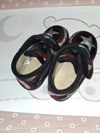 Zapatillas de casa tipo bota talla 26.