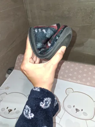 Zapatillas de casa tipo bota talla 26.