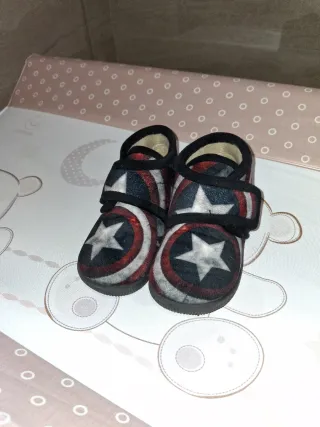 Zapatillas de casa tipo bota talla 26.