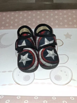 Zapatillas de casa tipo bota talla 26.