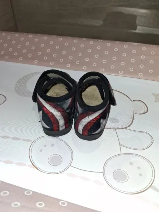 Zapatillas de casa tipo bota talla 26.