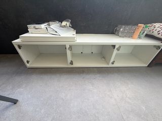Mueble TV blanco con puerta de cristal