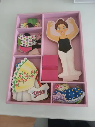 Muñeca magnética con ropa y accesorios