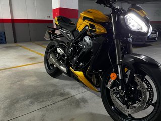 Triumph Street Triple 765 RS Amarilla