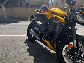 Triumph Street Triple 765 RS Amarilla