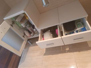 Mueble de baño blanco y plateado