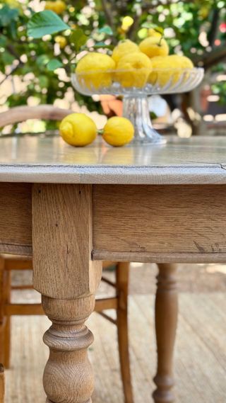 Gran mesa de roble macizo decapada