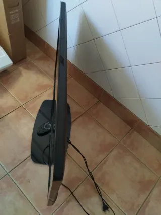 Televisión plana Medidas 88x53 aproximadamente