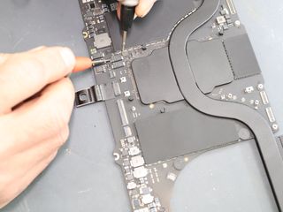 Reparación MacBook Pro A3186 Placa Base