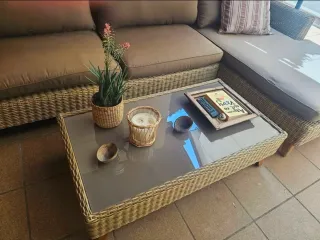 Sofá chaiselongue y mesa exterior