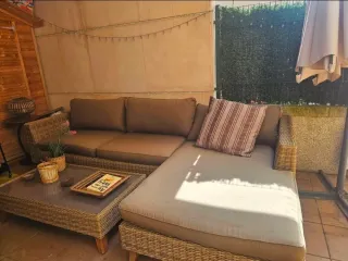 Sofá chaiselongue y mesa exterior