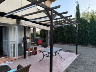 Pérgola madera 10x3m con toldos a desmontar