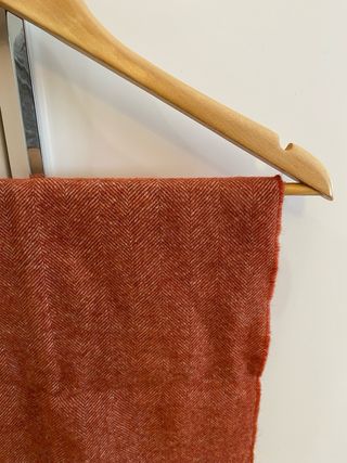 Grazalema.Poncho corto Burdeos. Y Bufanda arcilla.