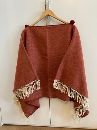 Grazalema.Poncho corto Burdeos. Y Bufanda arcilla.