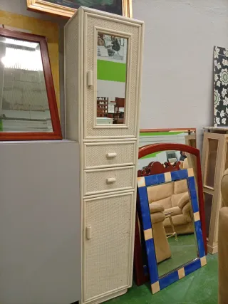 Armario de mimbre con espejo y cajones