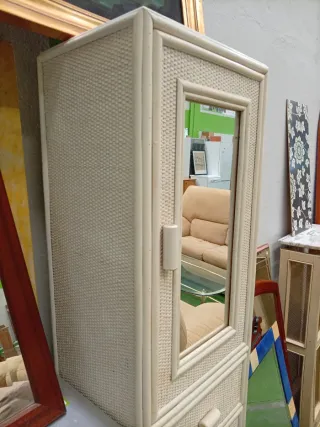 Armario de mimbre con espejo y cajones