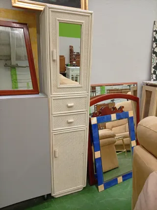 Armario de mimbre con espejo y cajones