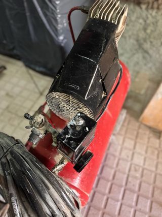 Compresor de aire rojo con manguera