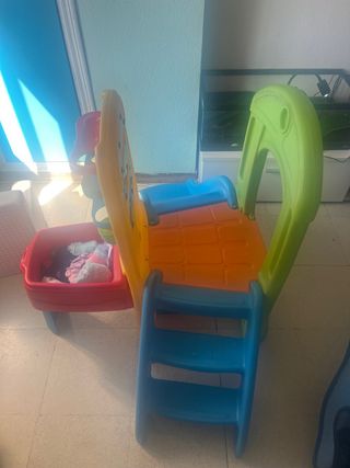 Parque infantil con tobogán