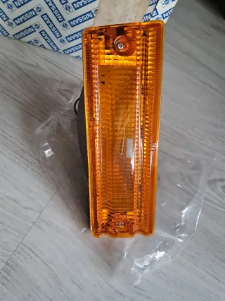 NISSAN BLUEBIRD. PILOTO DELANTERO DERECHO.