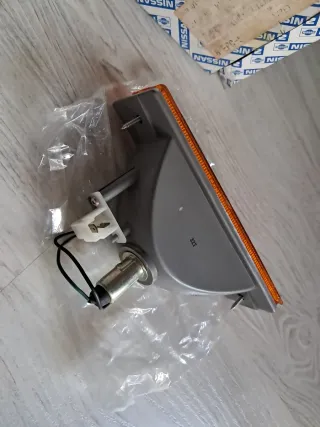 NISSAN BLUEBIRD. PILOTO DELANTERO DERECHO.