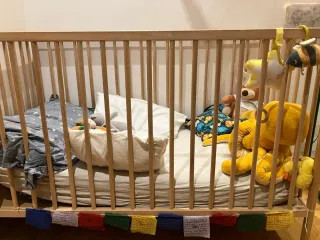 Cuna + colchón + sábanas