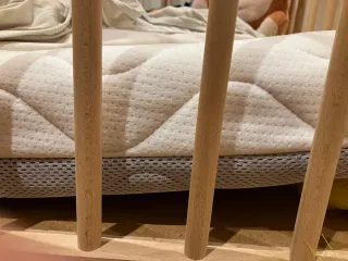 Cuna + colchón + sábanas