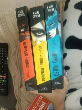 Trilogía Hija de humo y hueso.