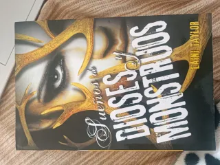 Trilogía Hija de humo y hueso.