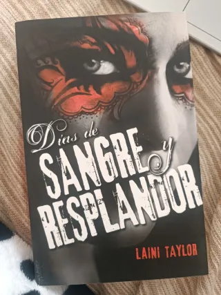 Trilogía Hija de humo y hueso.