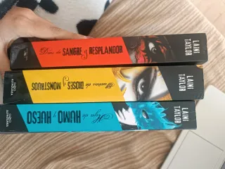 Trilogía Hija de humo y hueso.