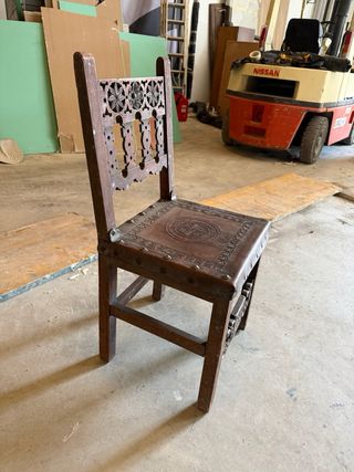 Silla antigua de comedor con cuero