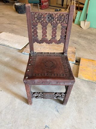 Silla antigua de comedor con cuero