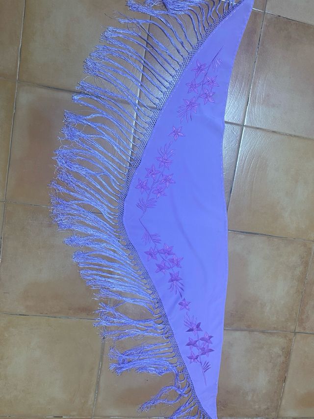 Manton lila bordado con flecos