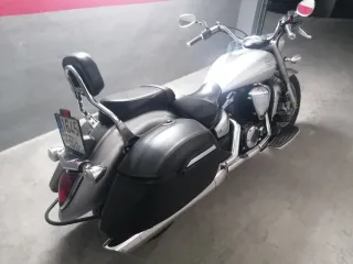 Yamaha XVS 1300 Midnight Star 2008 con maletas.