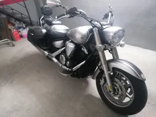Yamaha XVS 1300 Midnight Star 2008 con maletas.