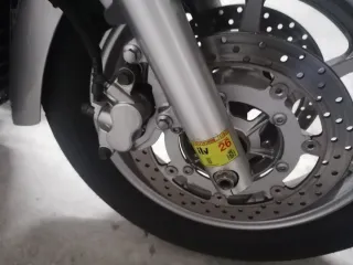 Yamaha XVS 1300 Midnight Star 2008 con maletas.