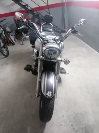 Yamaha XVS 1300 Midnight Star 2008 con maletas.